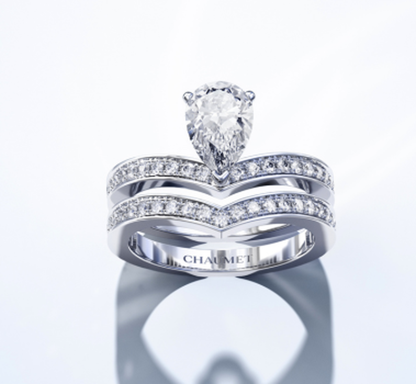 Empilement de bagues Chaumet Bee My Love sur un fond blanc-gris.